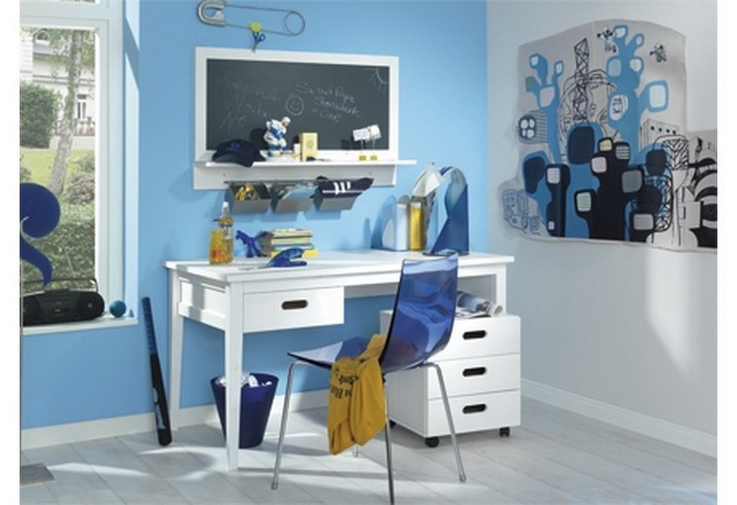 Витрины и серванты, столы, шкафы